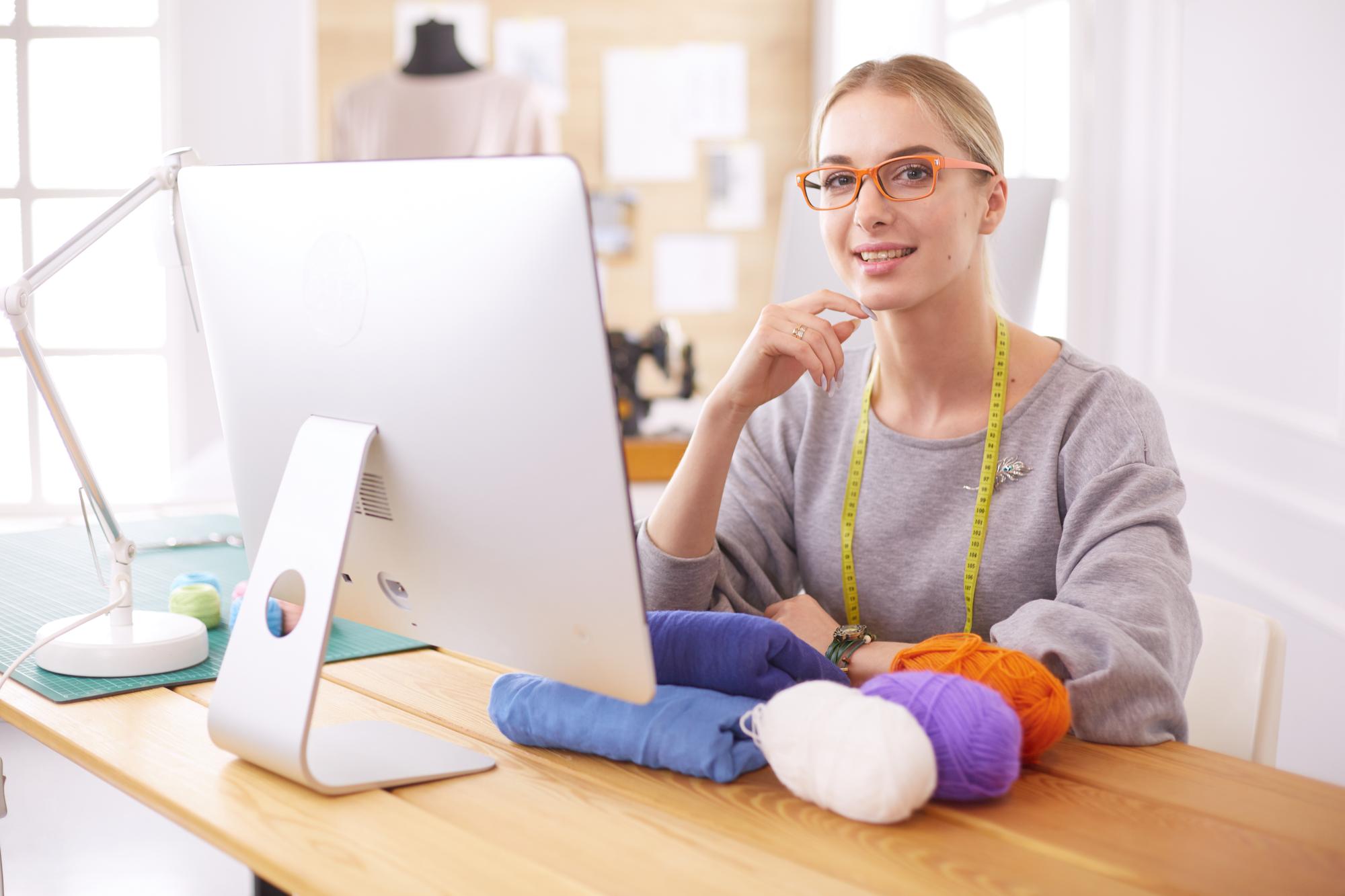 Założycielka pracowni nad stołem z igłami